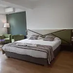 Modern Living Apartment *