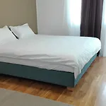 Modern Living Apartment *
