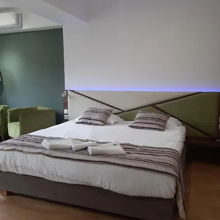 Modern Living Apartment *