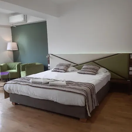 Modern Living Apartment *
