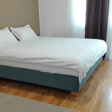 Modern Living Apartment *