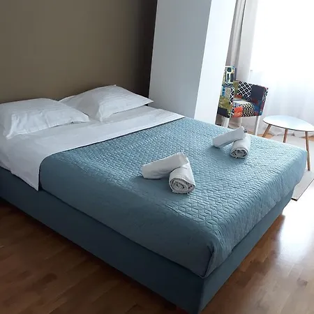 Modern Living Apartment *