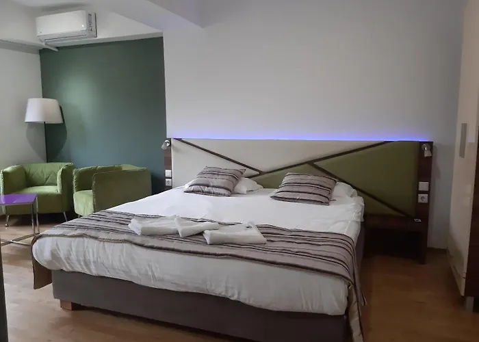 Modern Living Apartment *