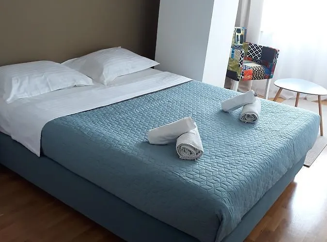 Modern Living Apartment *